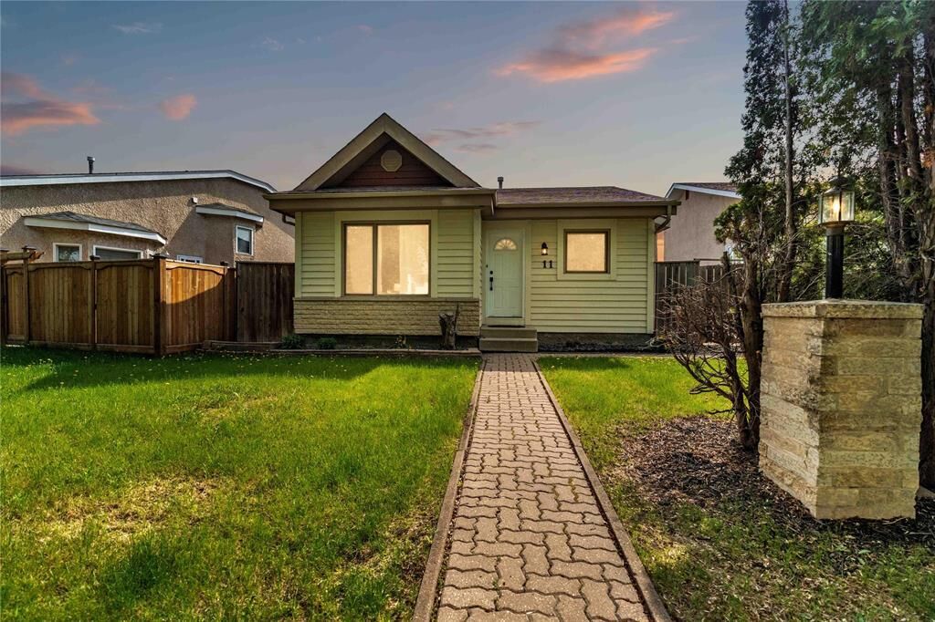 Property Photo: 11 Groverdale Avenue MB R2R 2G4