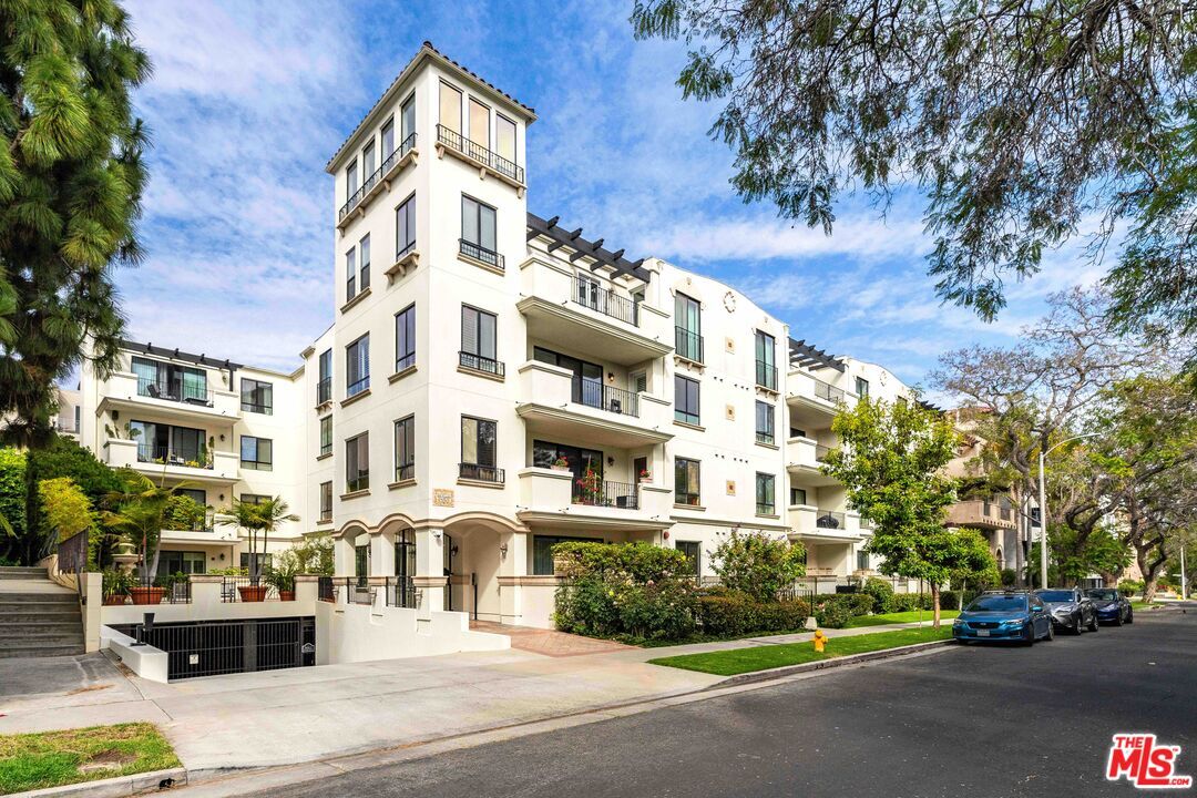 Property Photo: 1530 Camden Ave CA 90025