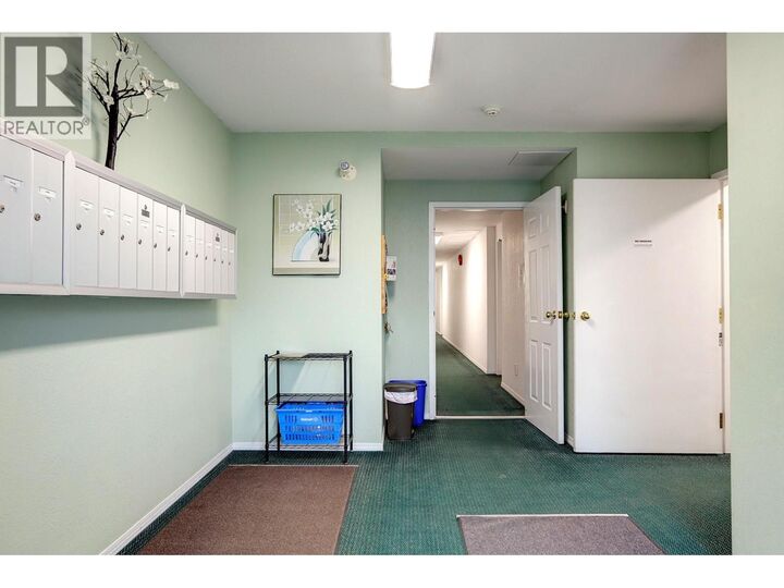 Property Photo: 211 Kildonan Avenue 212 BC V0E 1V2