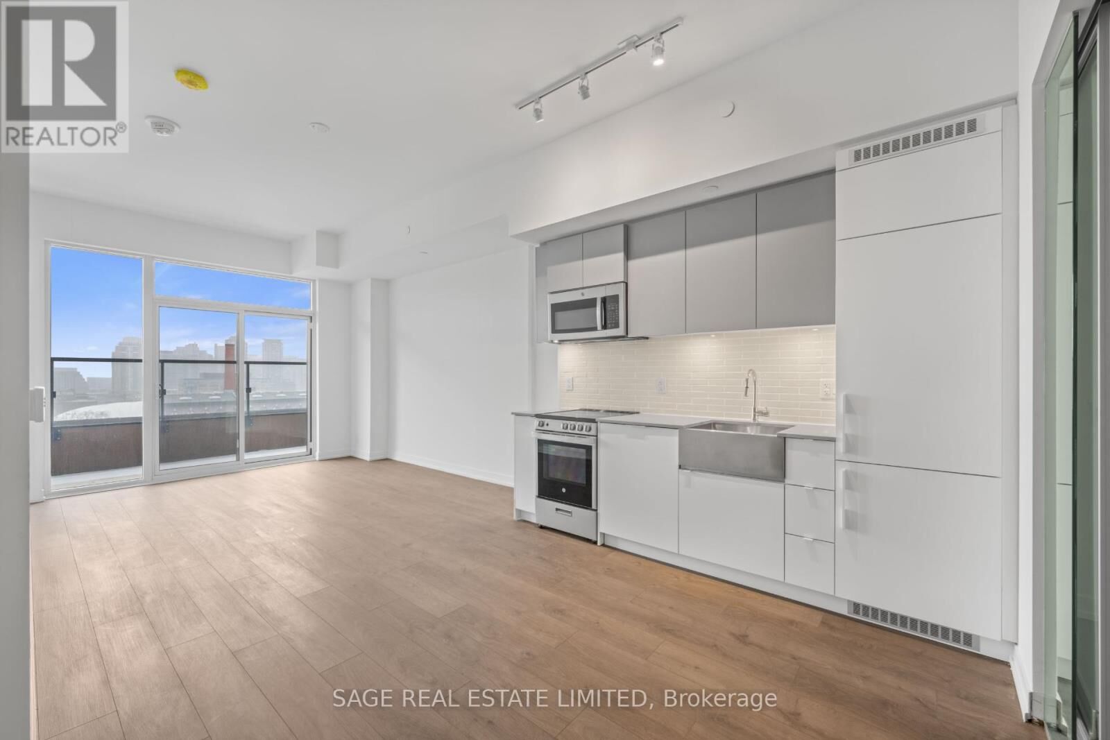 Property Photo: 270 Dufferin Street 1122 ON M6K 0H8