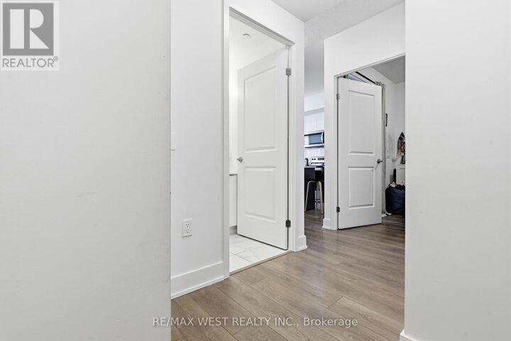 Property Photo:  202 Burnhamthorpe Road East 1310  ON L5A 0B2 