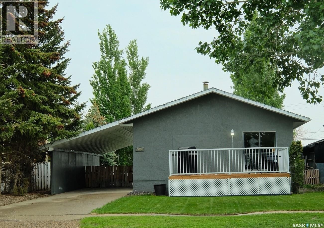 Property Photo:  302 7th Street E  SK S0L 2V0 