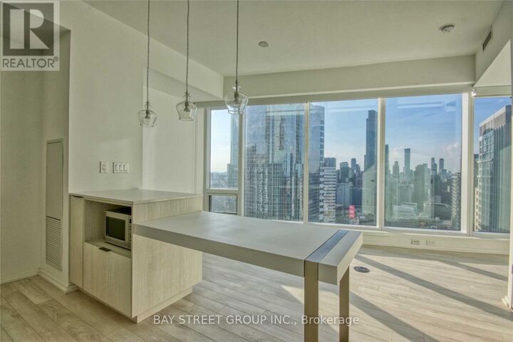 Property Photo:  197 Yonge Street 3313  ON M5B 0C1 