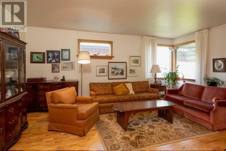 Property Photo:  834 Syndicate Ave N  ON P7C 3X5 
