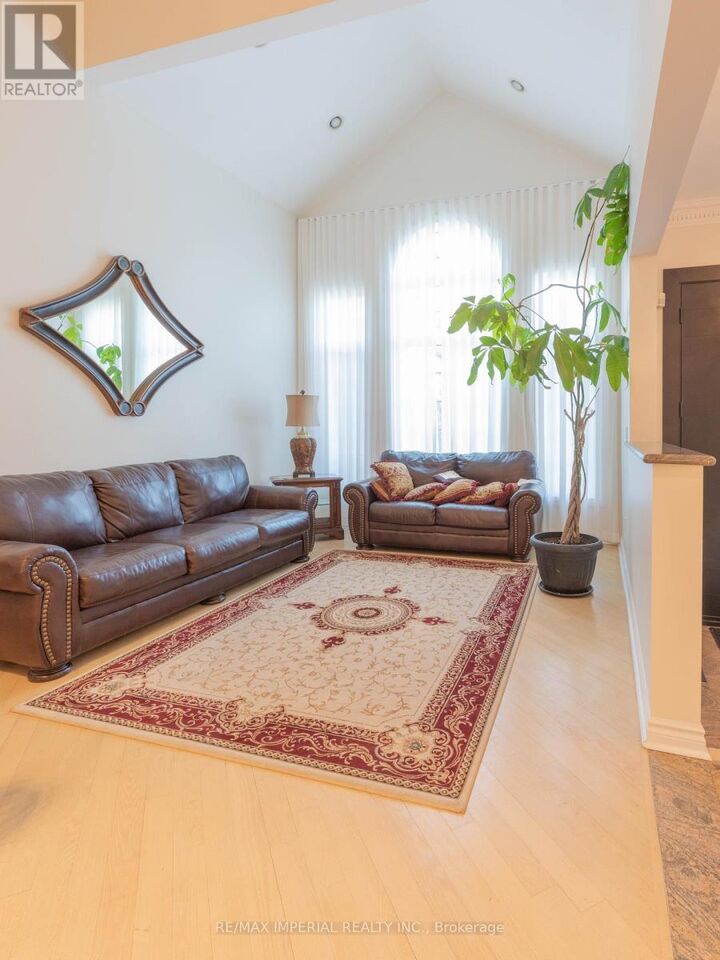 Property Photo:  2 Farnham Drive  ON L4B 4B4 
