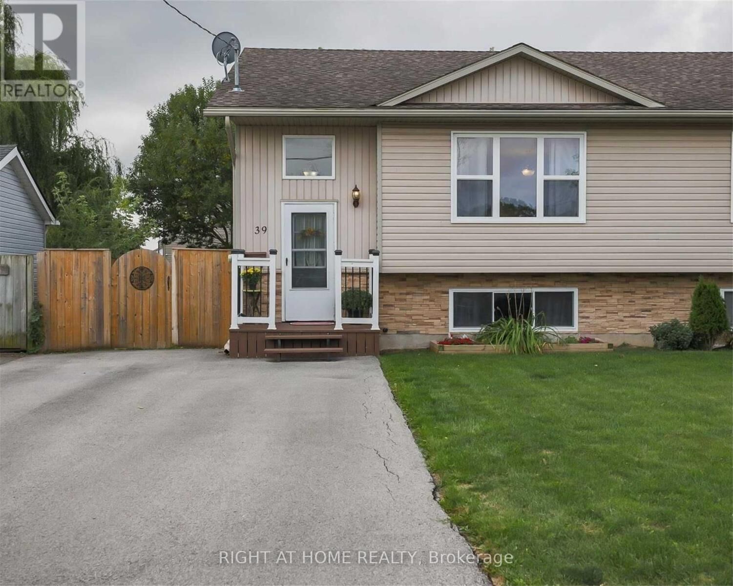 Property Photo: 39 Cumming Street ON L2S 1H8
