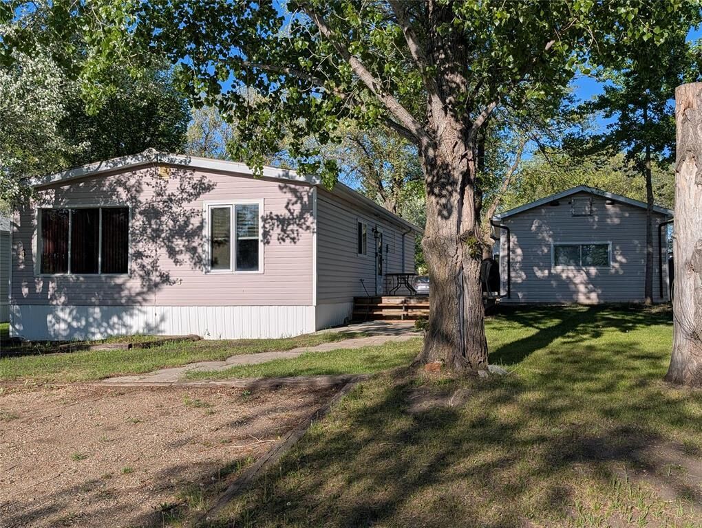Property Photo: 6 Brandon Hills Estates MB R7A 5Y1