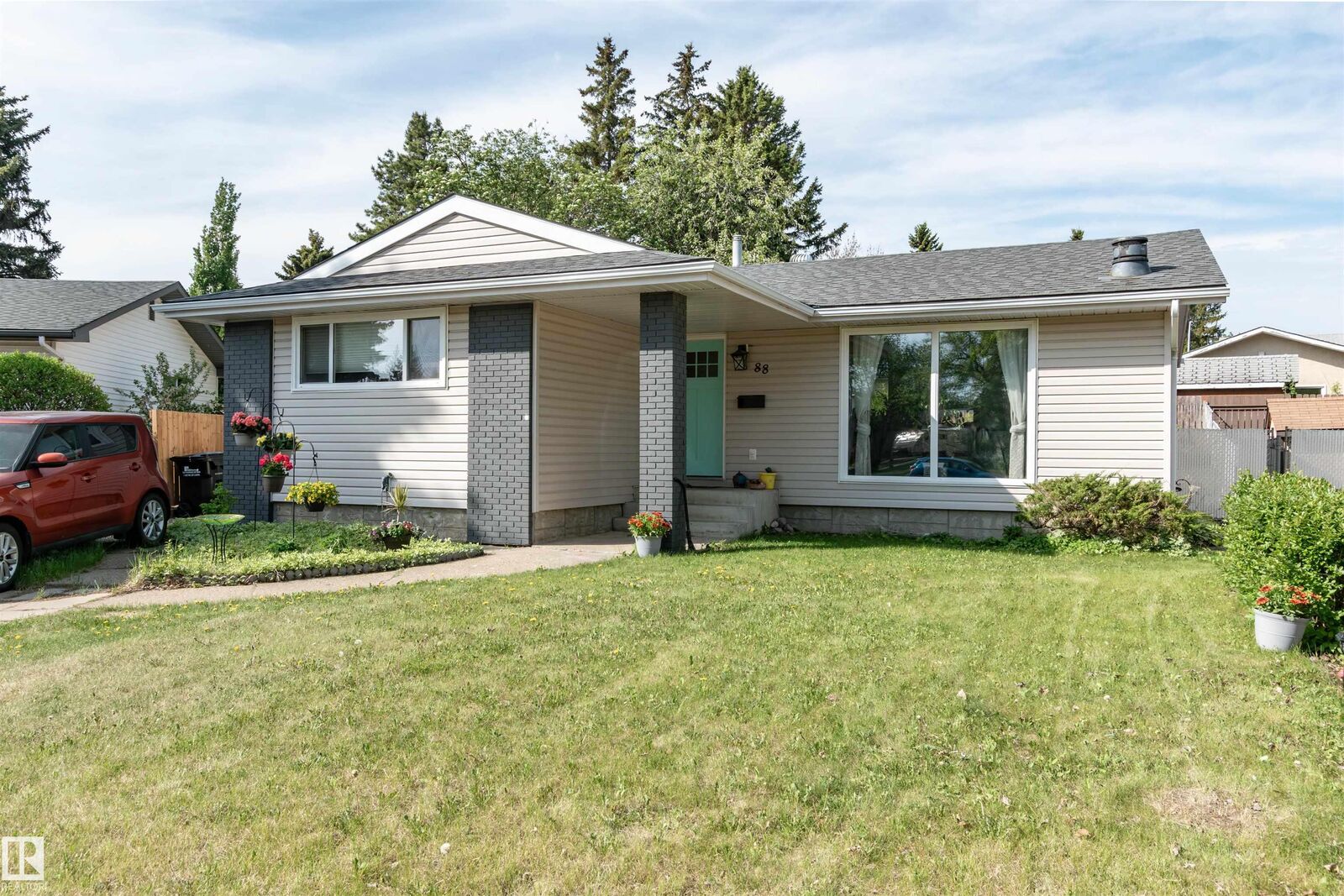 Property Photo:  88 Circlewood Drive  AB T8A 0K7 