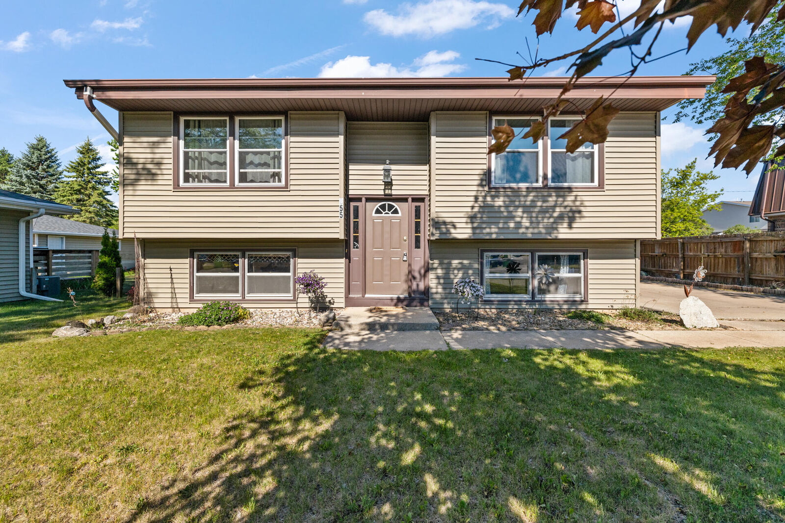 Property Photo:  855 Lois Ct  WI 53027 