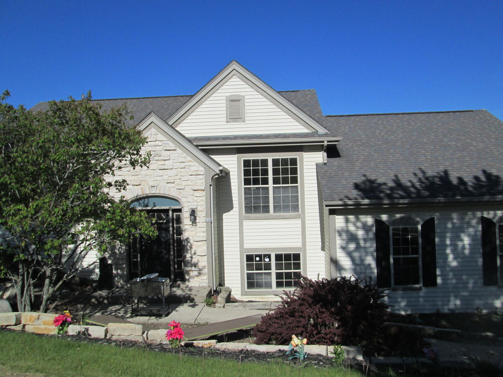 Property Photo:  118 Manchester Dr  WI 53188 
