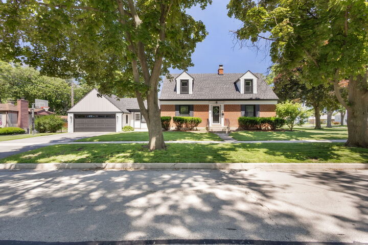 Property Photo:  4 W Monroe Street  IL 60181 