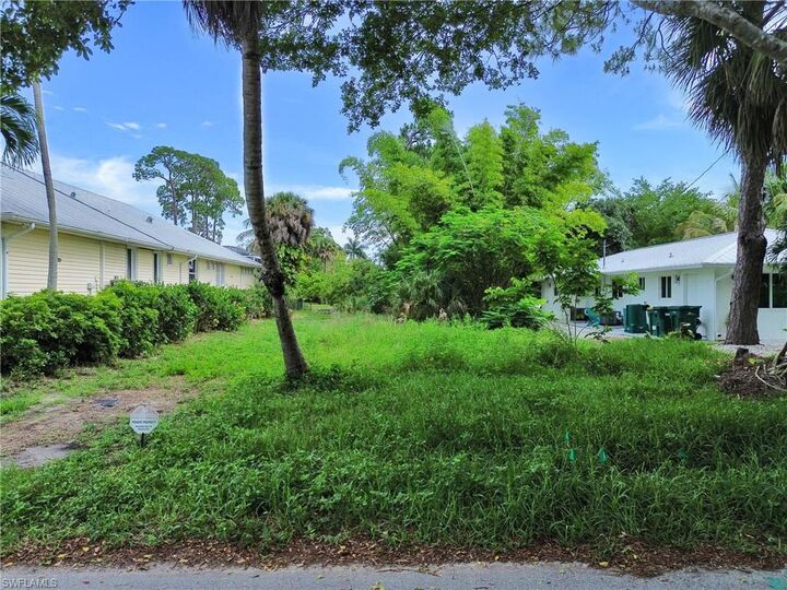 Property Photo: 3037 Coco Ave FL 34112