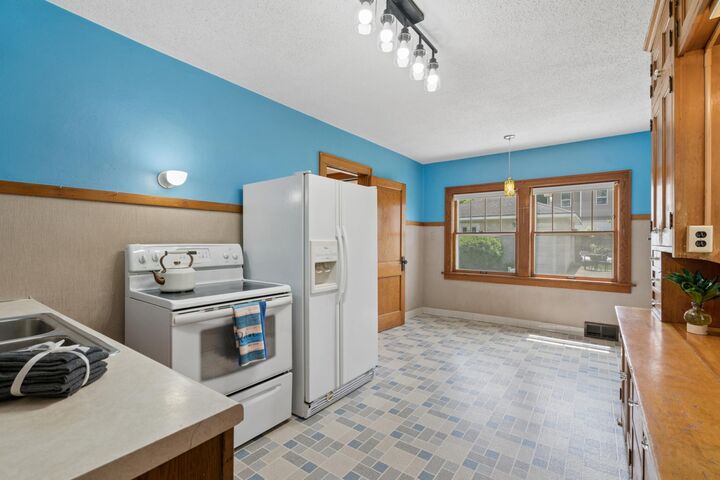 Property Photo:  950 Hawthorne Avenue E  MN 55106 