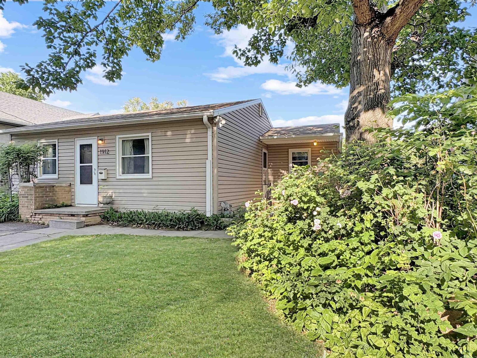 Property Photo:  1912 Wall St  IA 51104 