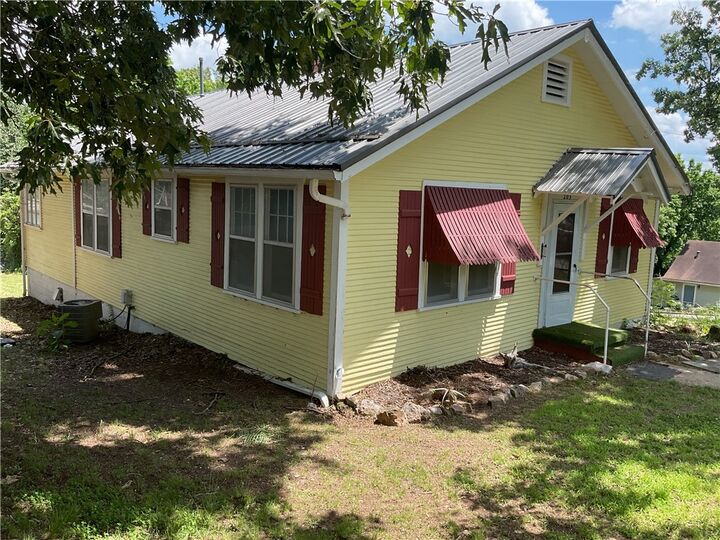 Property Photo:  203 N Pine Street  AR 72601 