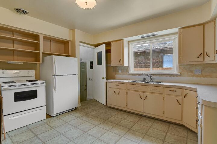 Property Photo: 9850 104 Avenue AB T8V 1E4