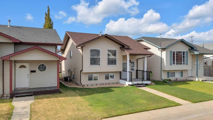 Property Photo:  68 Ireland Crescent  AB T4R 3K8 