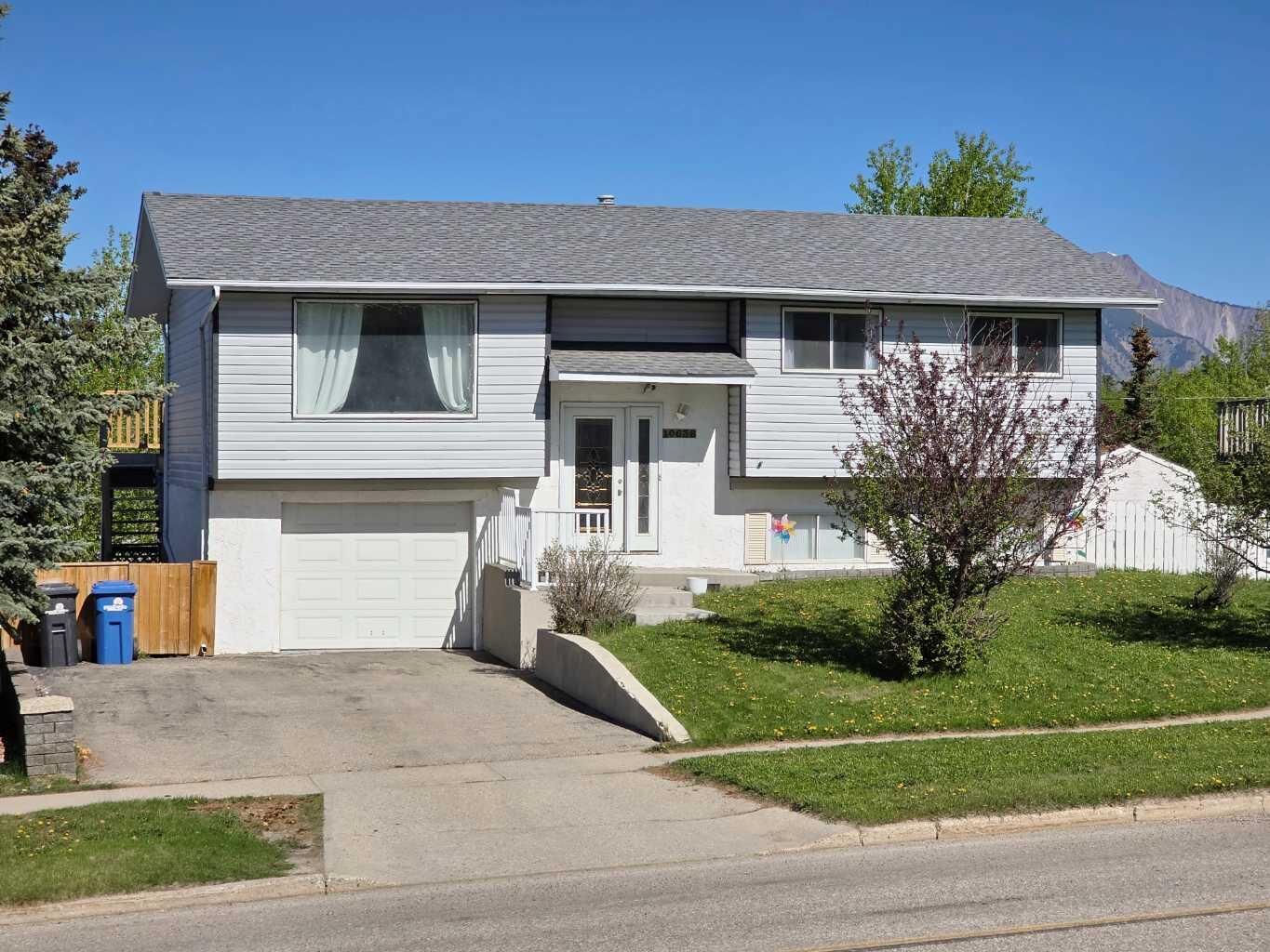 Property Photo:  10638 Shand Avenue  AB T0E 0Y0 