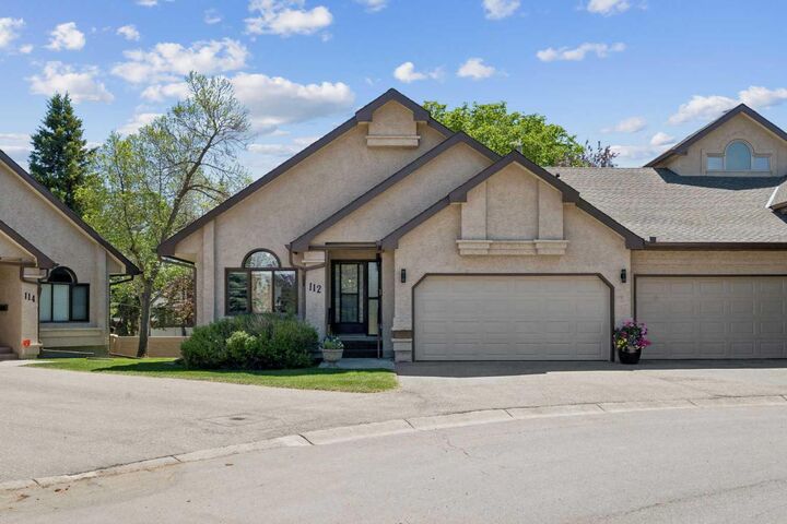 Property Photo:  112 Oakbriar Close SW  AB T2V 5H2 