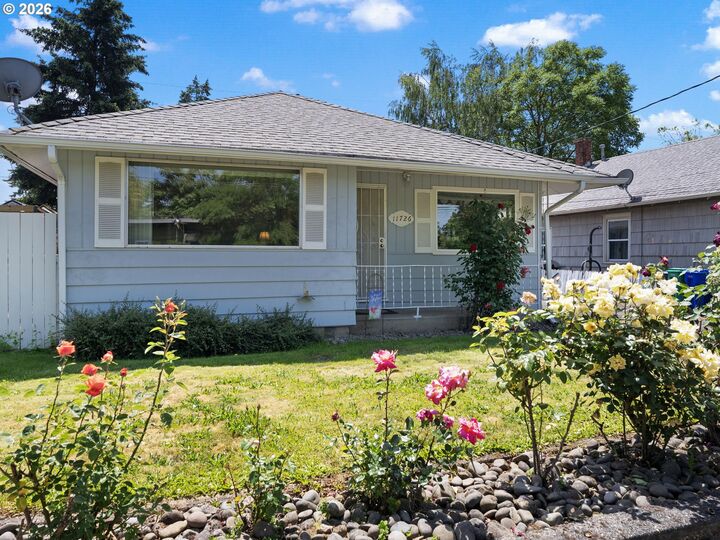 Property Photo:  11726 SE Oak St  OR 97216 