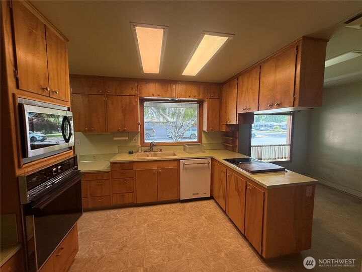 Property Photo: 608 W Division WA 98823