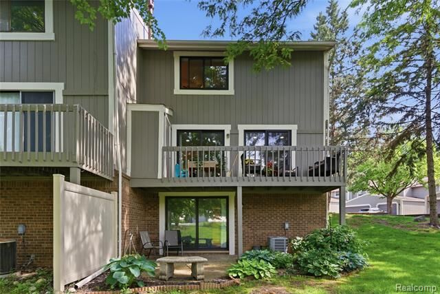 Property Photo:  868 Yorktown Court  MI 48167 