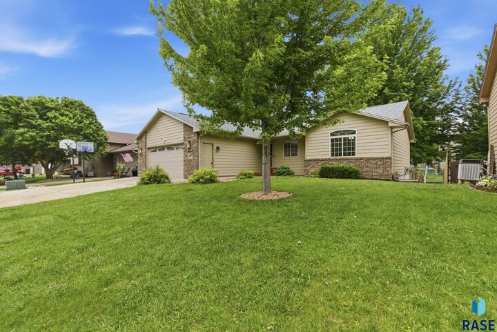 Property Photo: 6519 W Bonnie Ct SD 57106
