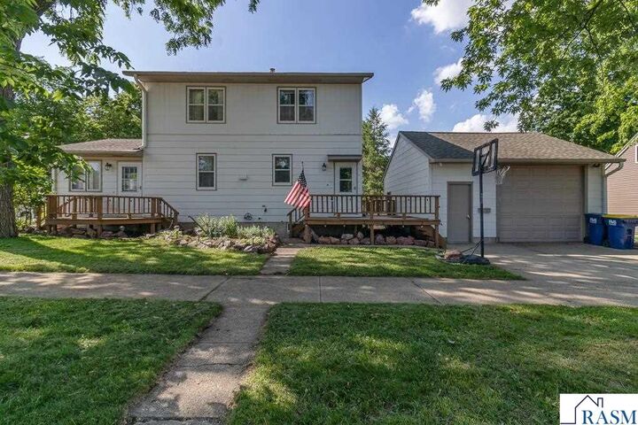 Property Photo: 725 S Minnesota Street MN 56073