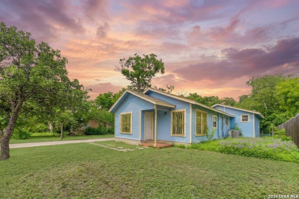 Property Photo:  2033 SW 19th St  TX 78207 
