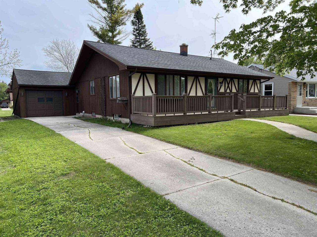 Property Photo:  517 Richmond Avenue  WI 53085 