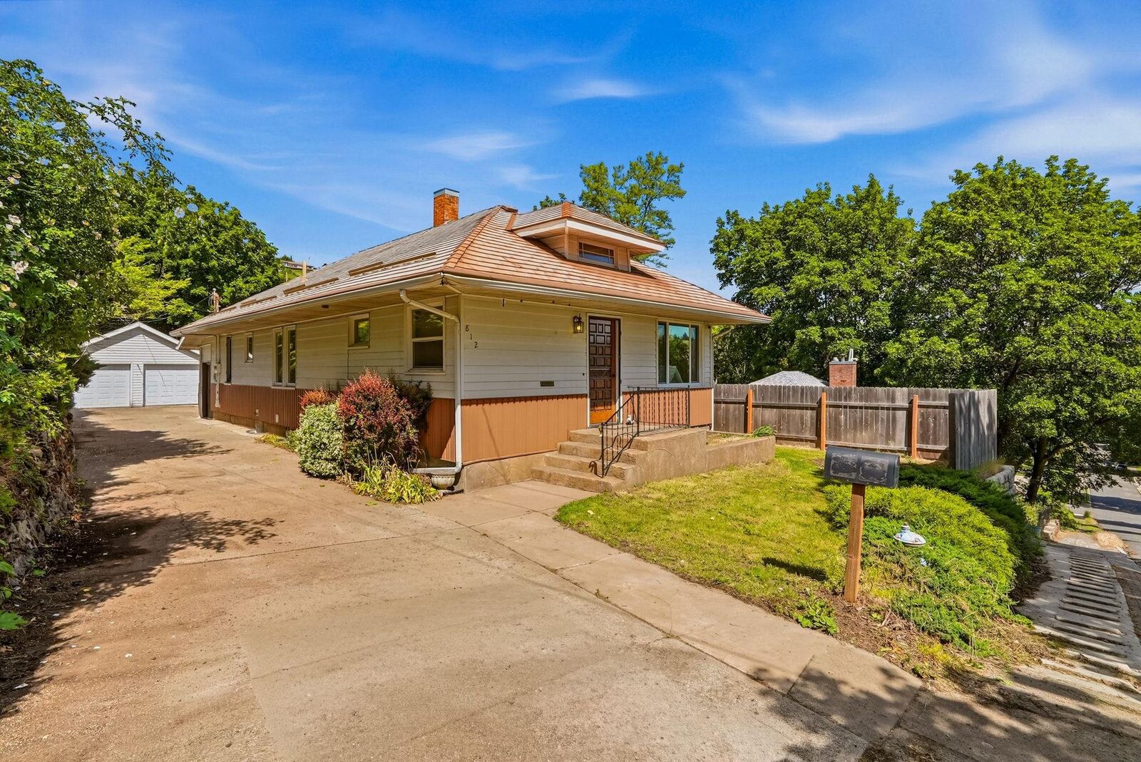Property Photo: 812 S Lake St WA 99111