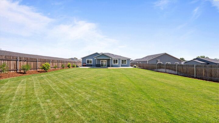 Property Photo:  1469 13th St  WA 99320 