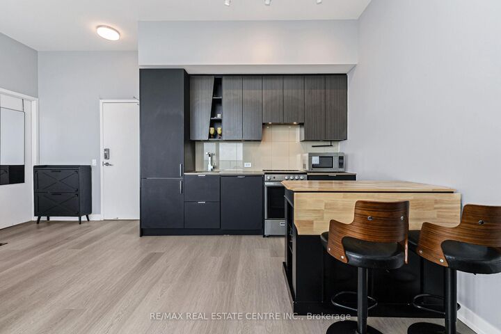 Property Photo: 3883 Quartz Road 6004 ON L5B 0M4