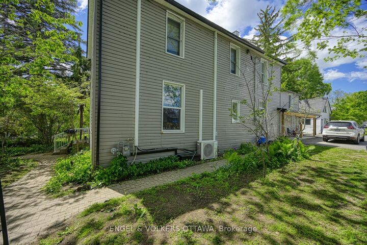 Property Photo: 716 King Street W ON K0E 1T0