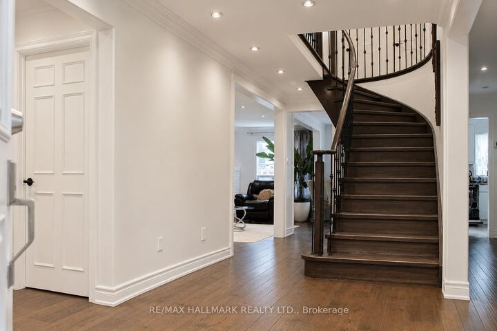 Property Photo: 92 Weldrick Road E ON L4C 8T7