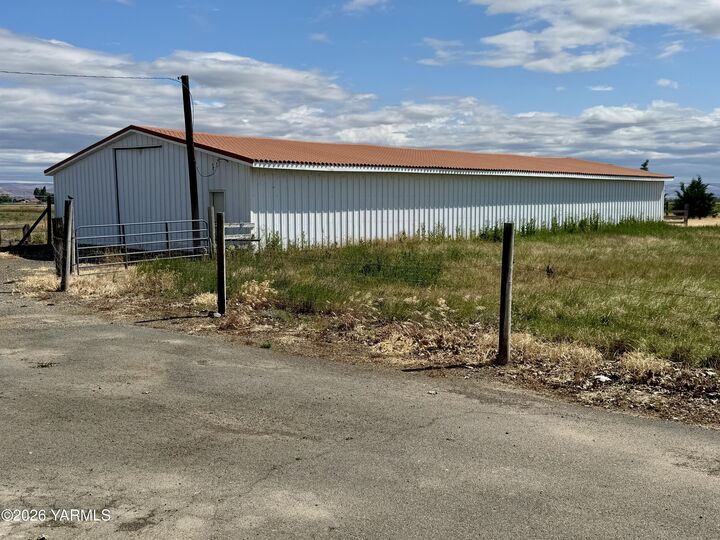 Property Photo:  4201 McDonald Rd  WA 98948 