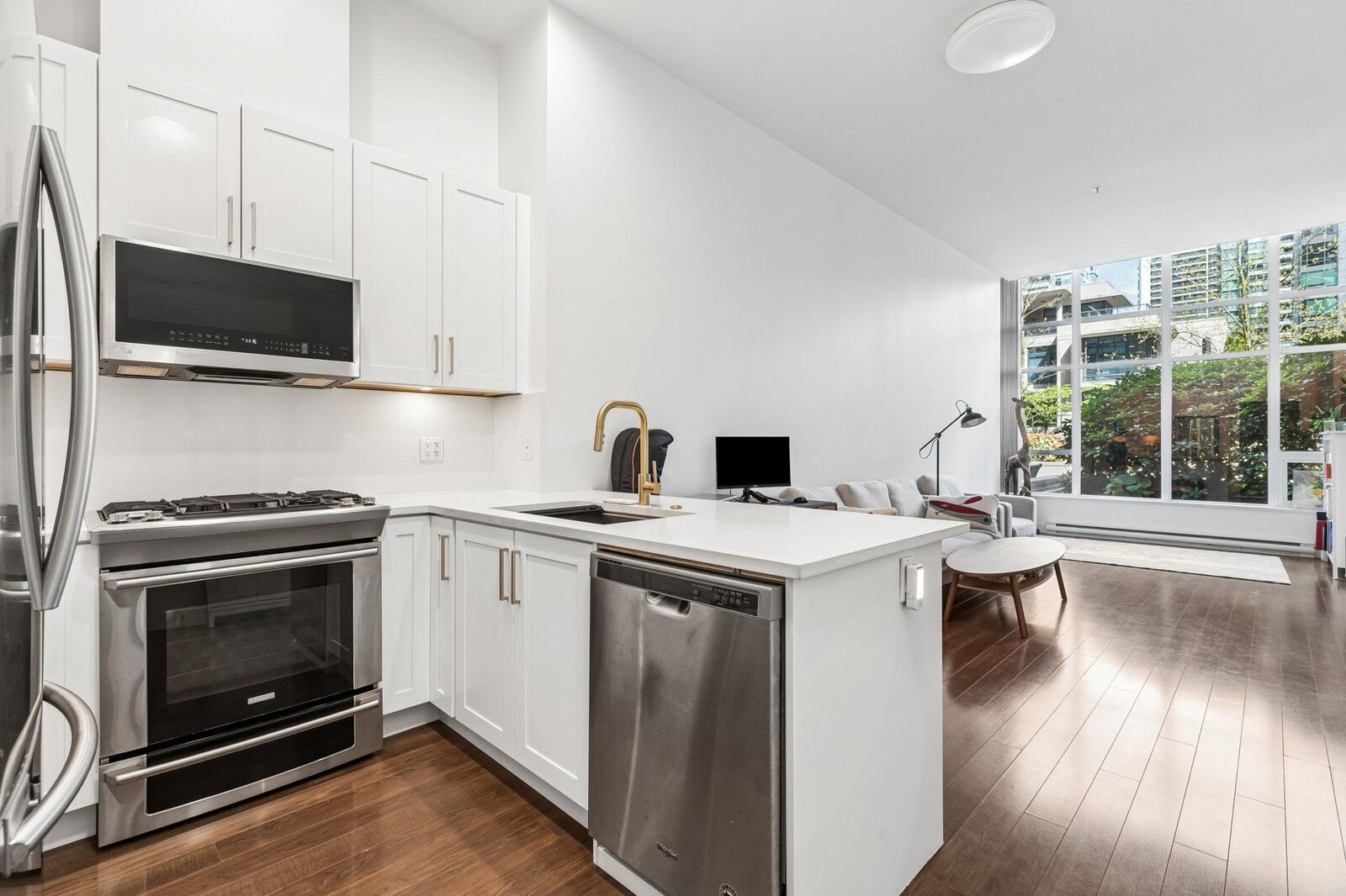 Property Photo:  2077 Rosser Avenue 101  BC V5C 0E1 