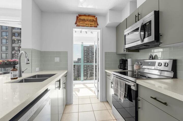 Property Photo: 939 Homer Street 2604 BC V6B 2W6