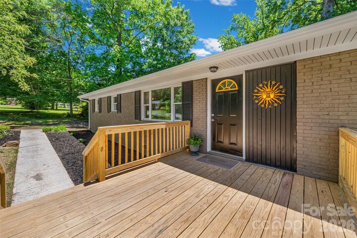 Property Photo: 2111 Shalimar Drive NC 28216