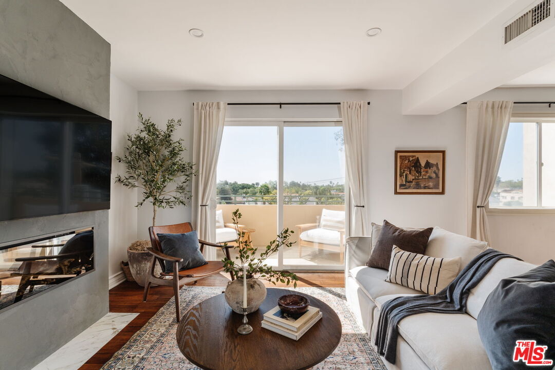 Property Photo: 8866 Alcott St CA 90035