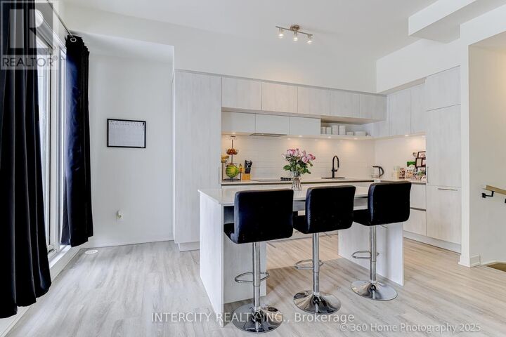 Property Photo:  11 David Eyer Road 1504  ON L4S 0N3 