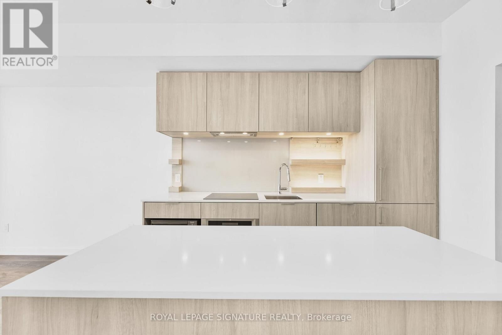 Property Photo:  28 Ann Street 422  ON L5G 3E1 