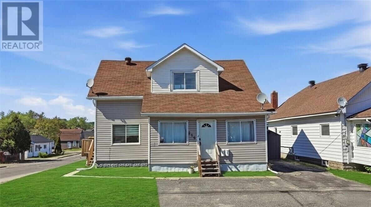 Property Photo:  216 Bond Street  ON P3C 2T5 
