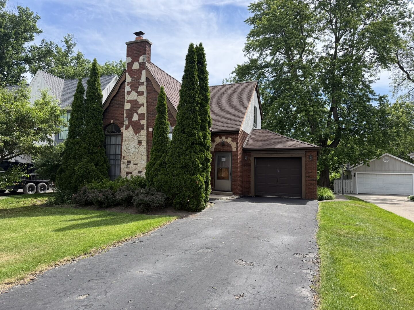 Property Photo:  165 S Fairview Avenue  IL 60126 