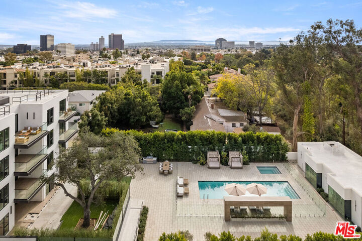 Property Photo:  505 S Barrington Avenue 404  CA 90049 