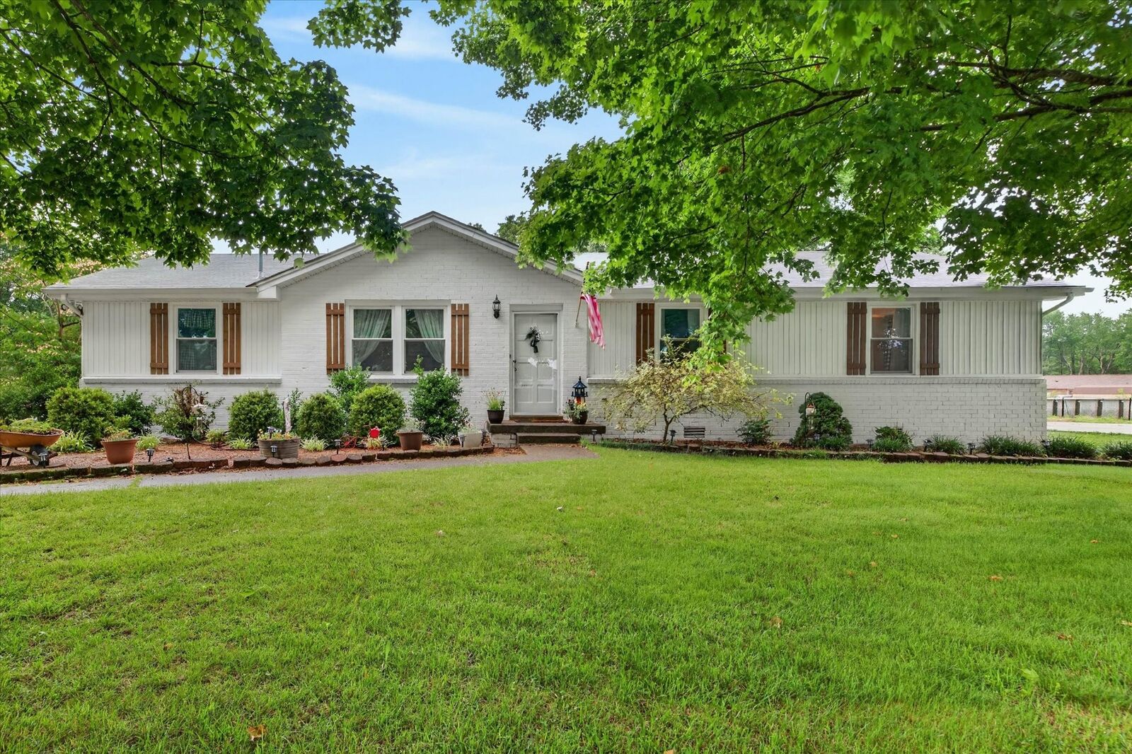 Property Photo: 1814 Old Trenton Rd TN 37040