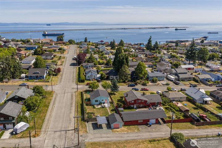 Property Photo:  940 W 7th Street  WA 98363 