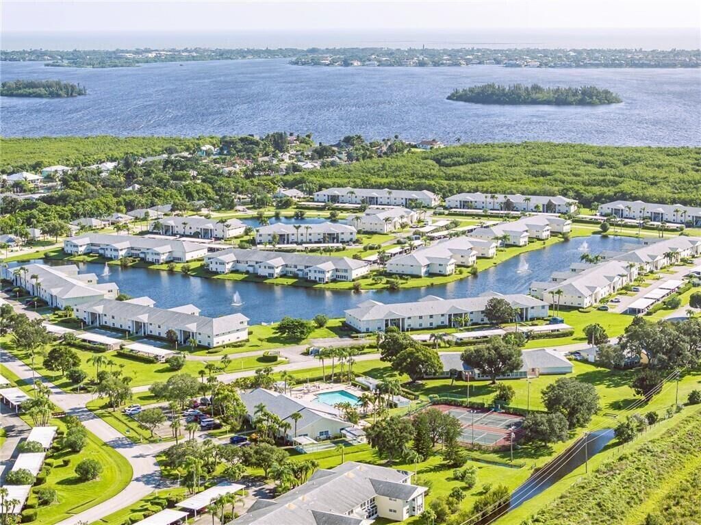 Property Photo: 464 Grove Isle Circle 464 FL 32962