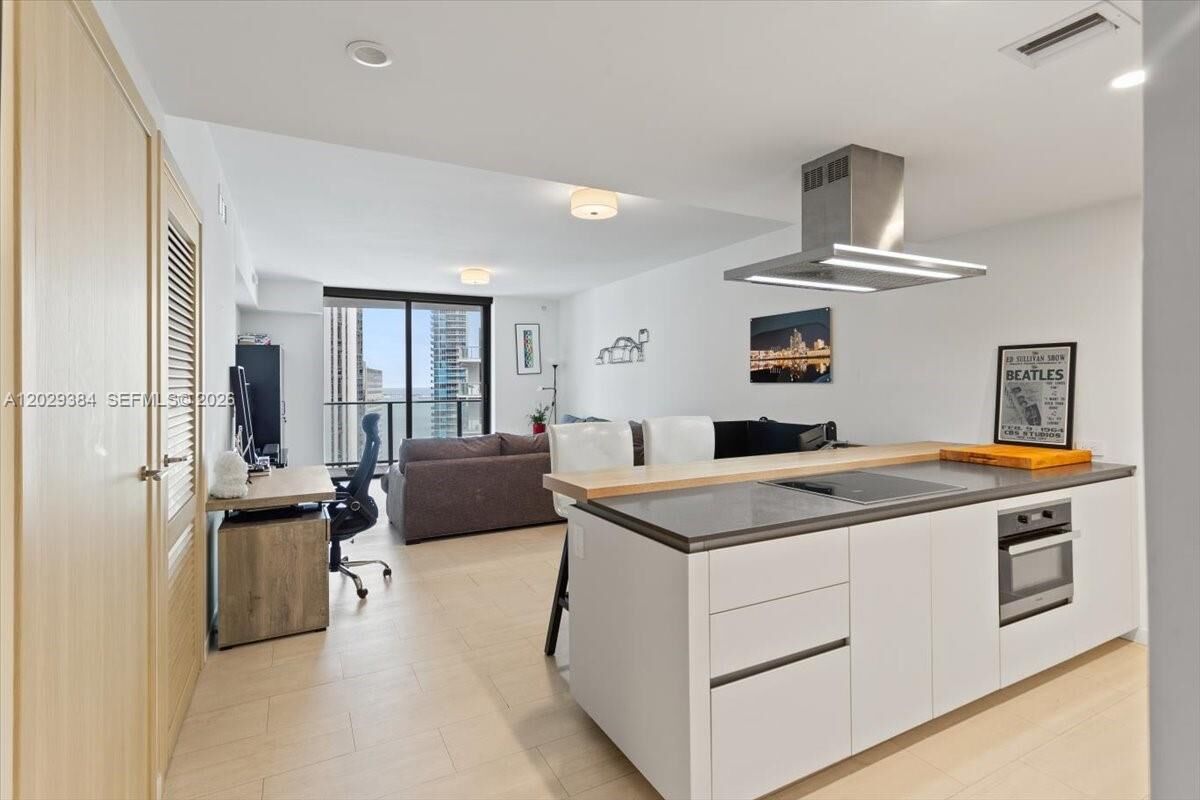 Property Photo:  1000 Brickell Plz 3303  FL 33131 