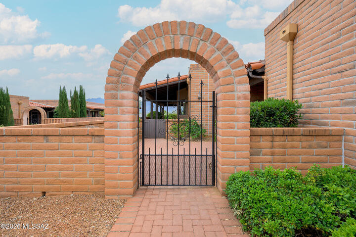 Property Photo:  1013 W Desert Hills Drive  AZ 85622 